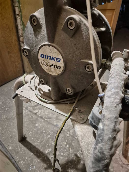 Мембранный насос Binks DX200 на треноге та бак для зберигання клею ПВА