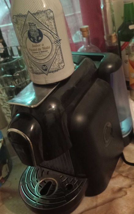 Máquina de lavar loiça e máquina de café