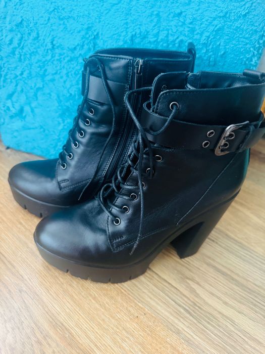 Skórzane  buty na obcasach 39 rozmiar
