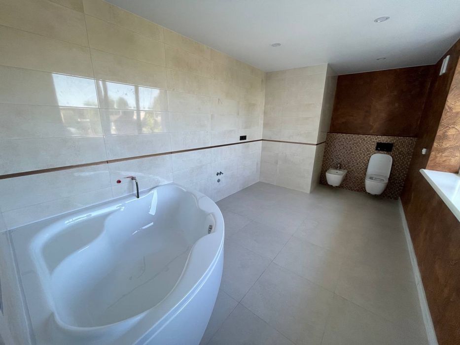 Просторий будинок, з великою земельною ділянкою, дмитро