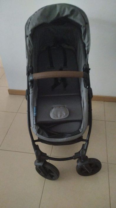 Carrinho de bebé Kinderkraft com ovo e alcofa.