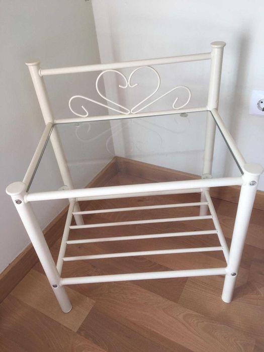 Estrutura de cama metálica e mesa de cabeceira64738337658753123