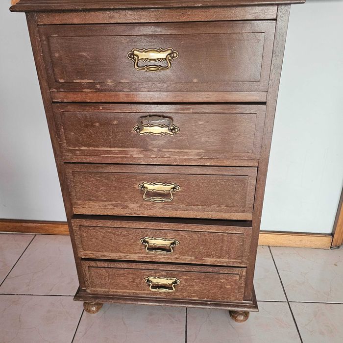 Móvel antigo com gavetas