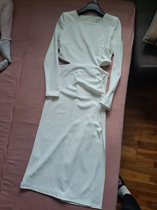 Biala elegancka sukienka z rozporkiem S