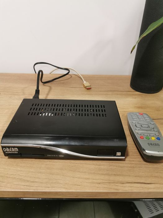 Tuner satelitarny dm-518-s pilot, włącza i świeci.