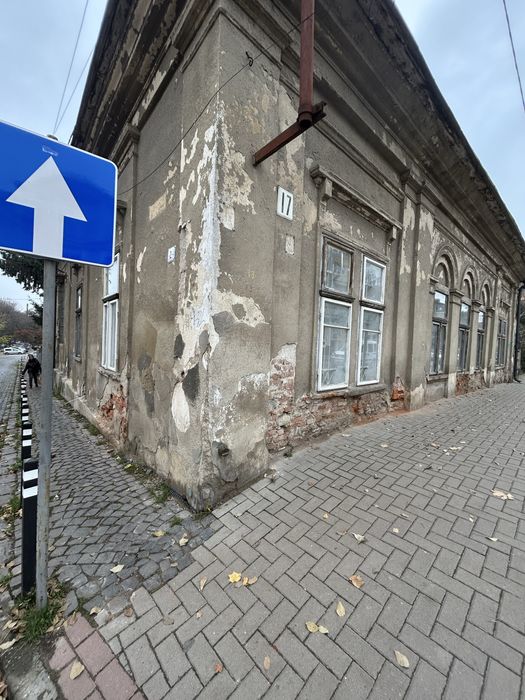 Продам будинок з ділянкою в центрі міста