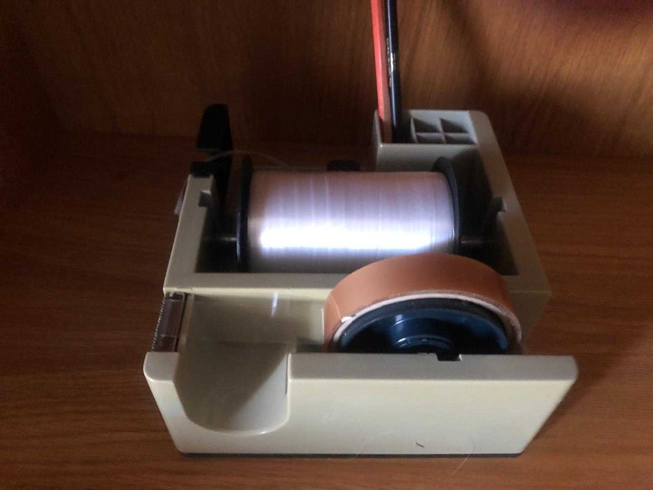 Dispensador de fita adesiva e de embrulho