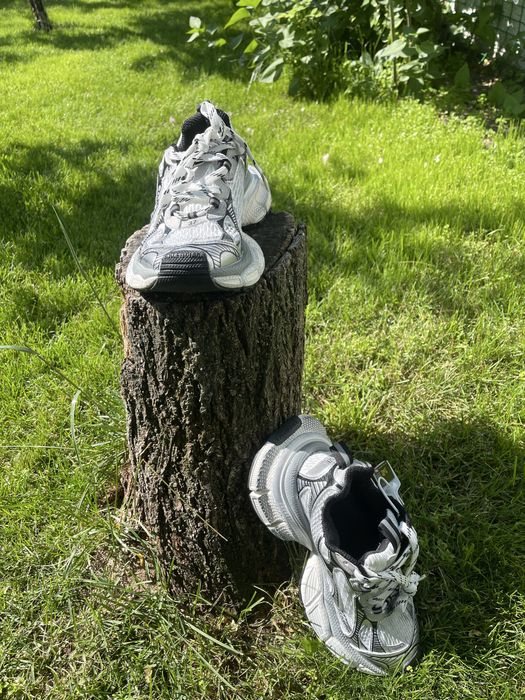 Продаються кросівки