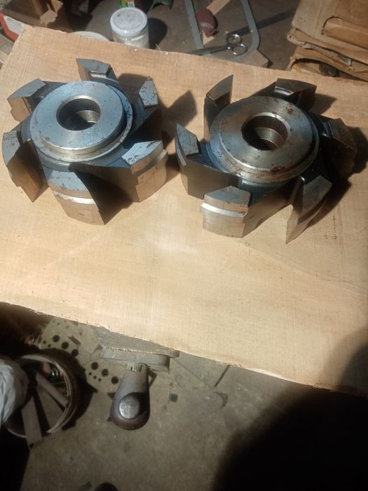 Продам фрези. б/в.ціна договірна.