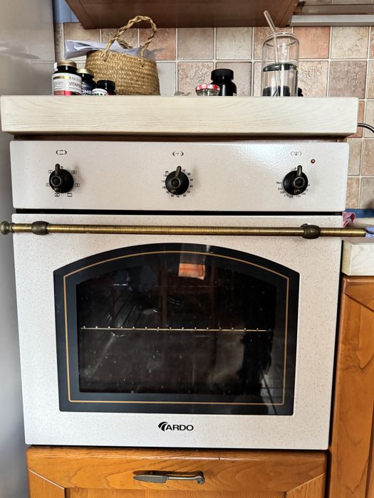 Електрична духовка вбудована та газова поверхня