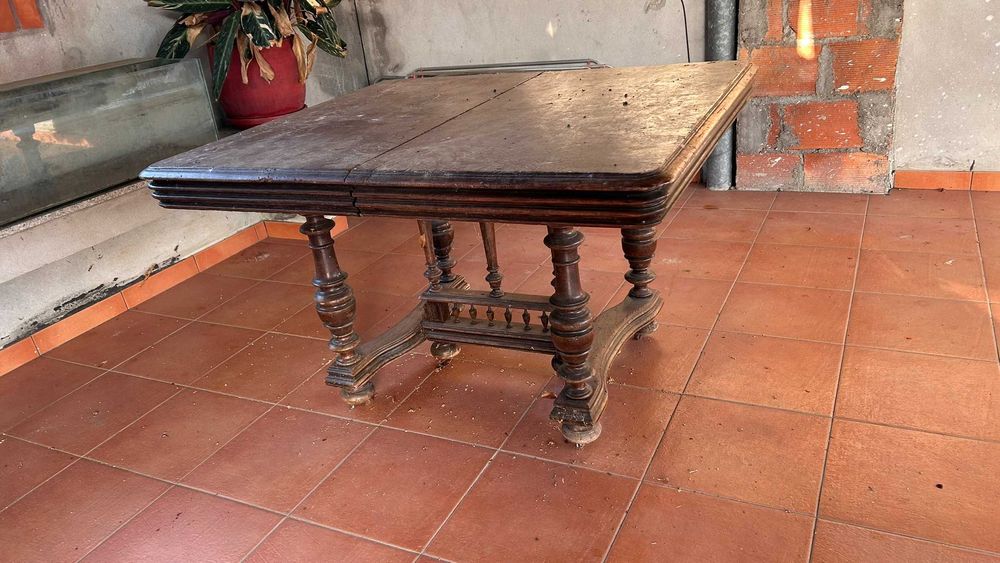 Mesa de Jantar em Castanho Maciço – Robusta e Elegante