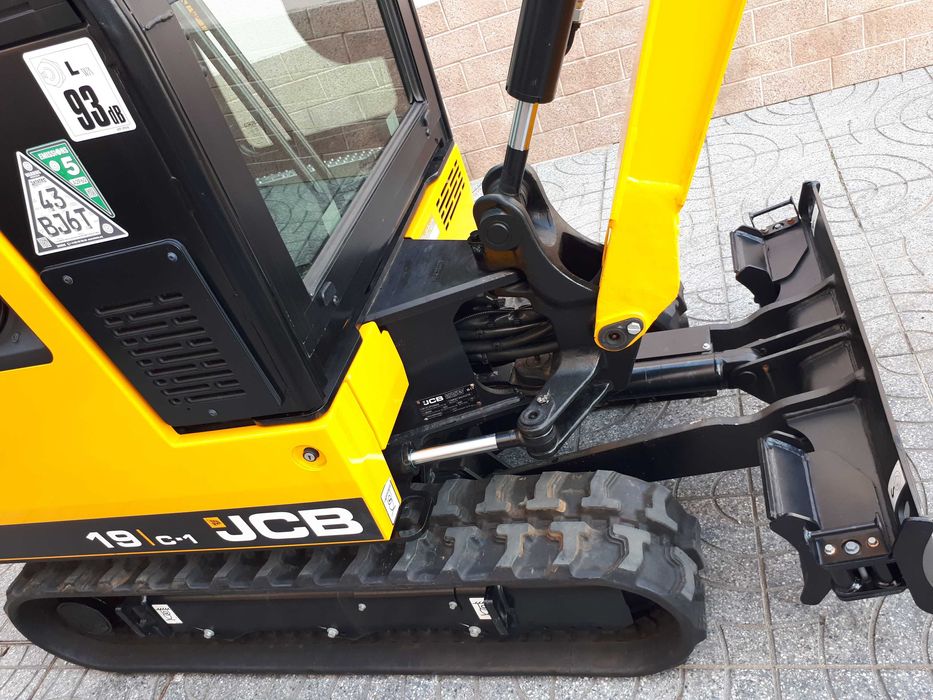 Máquina Escavadora Giratória Hidráulica JCB 19C-1