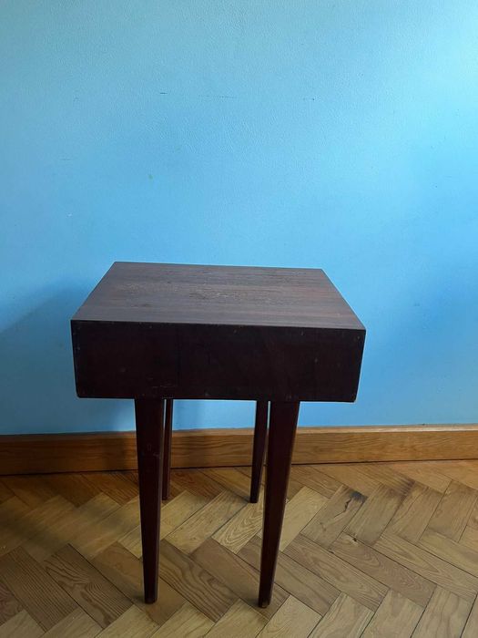 Conjunto de 2 mesinhas de apoio em madeira – uma para restauro