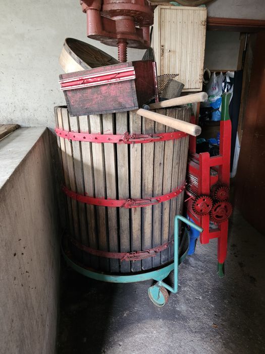 Reladeira e prensa uvas vindima