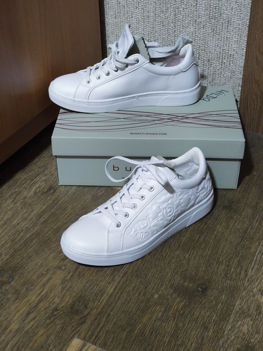 Кроссовки женские Bugatti