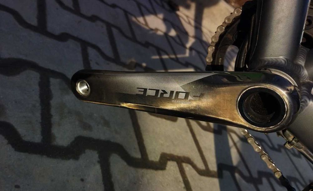 Cube Travel GTC Sport (2022), колеса на осях, карбонова вилка і шатуни