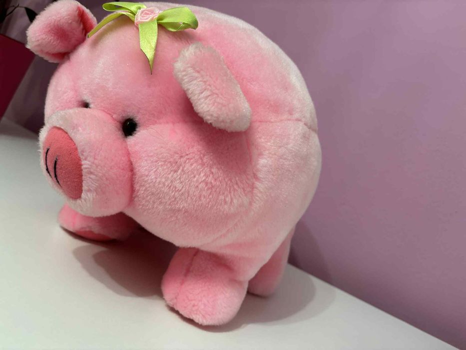 Pluszowa świnka z kokardką
