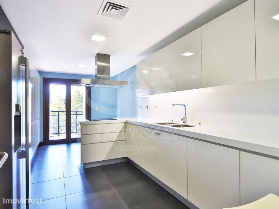 Apartamento T3 com box no Condomínio Blue Garden, em Sacavém