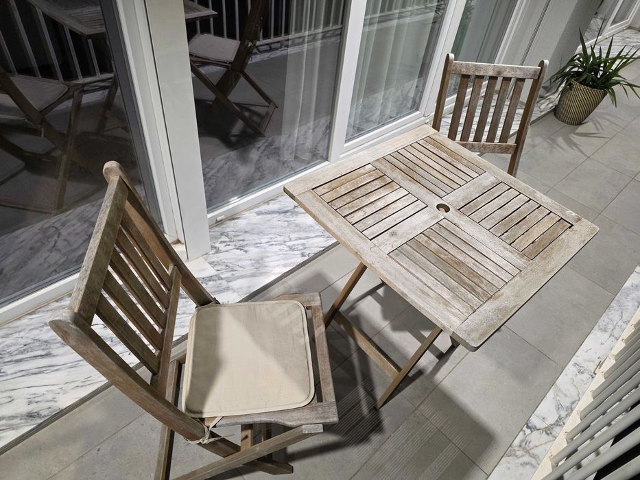 Mesa de exterior com duas cadeiras