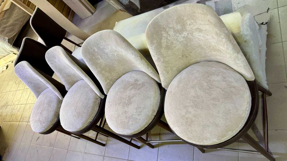 Продам полубарні  стільці б\у