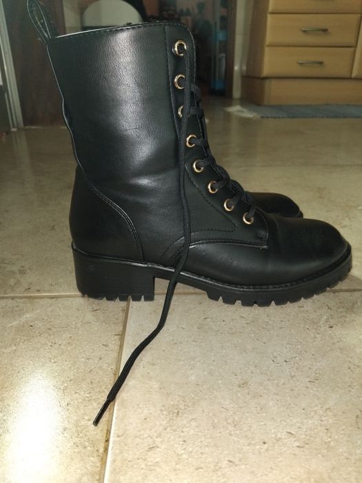 Botas pretas robustas e elegantes.