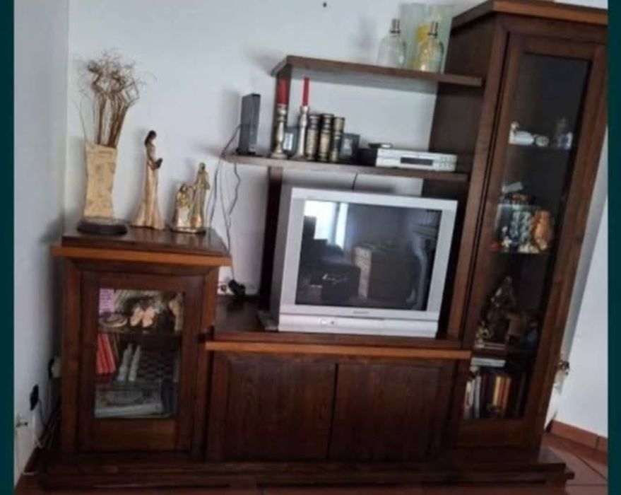 Conjunto Móveis em madeira de castanho maciço.