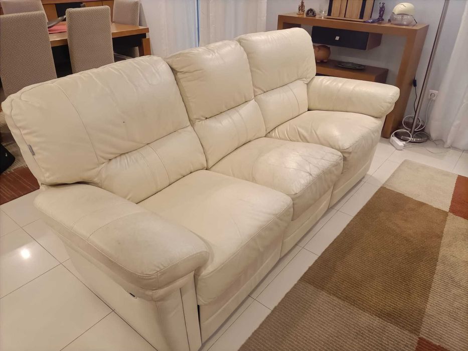 Sofá 3 lugares com regulação a funcionar perfeitamente.
