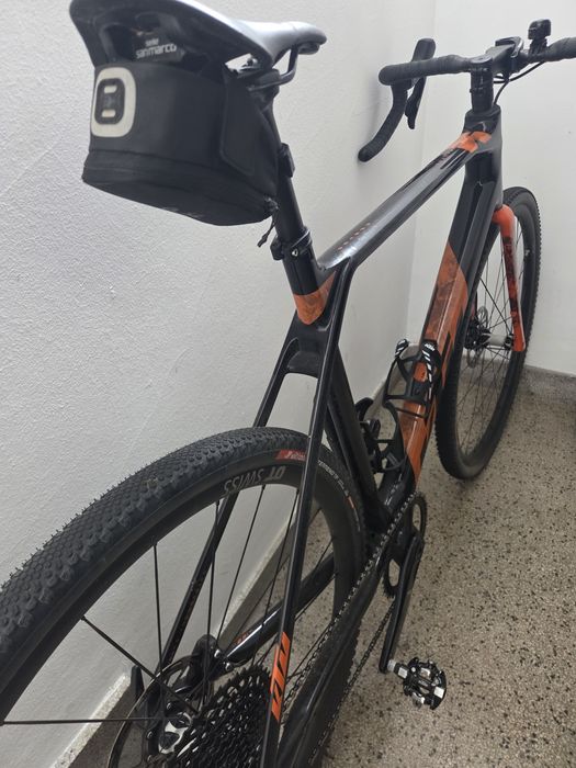 Bicicleta Gravel, KTM, Carbono, ano 2022, rodas DT swiss, Mono prato; cassete 10-50; prato pedaleiro 42 dentes,