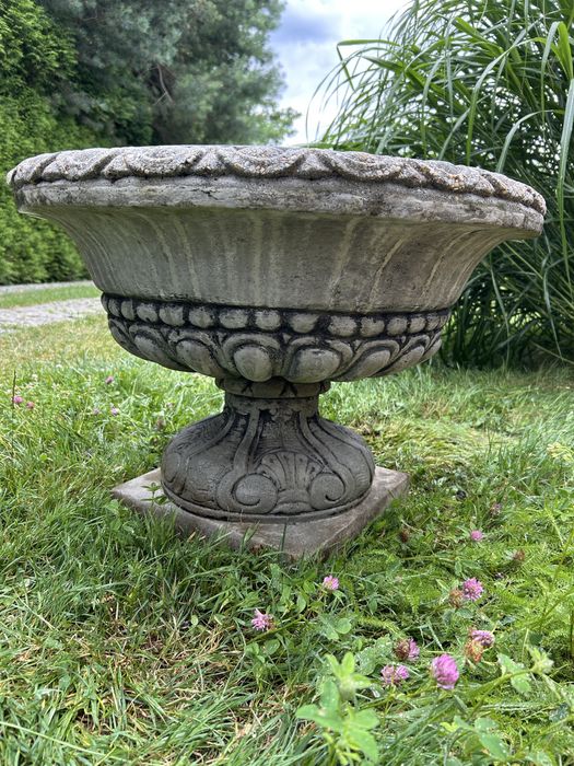 Duża donica betonowa 70 cm – ciężka, ozdobna donica ogrodowa
