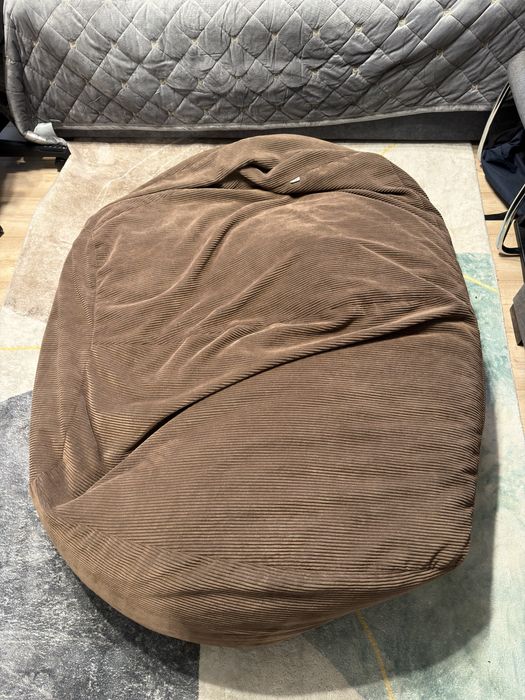 Bardzo duza pufa z granulatem