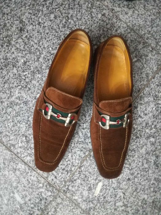 Sapatos camurça bebe e debruado castanho