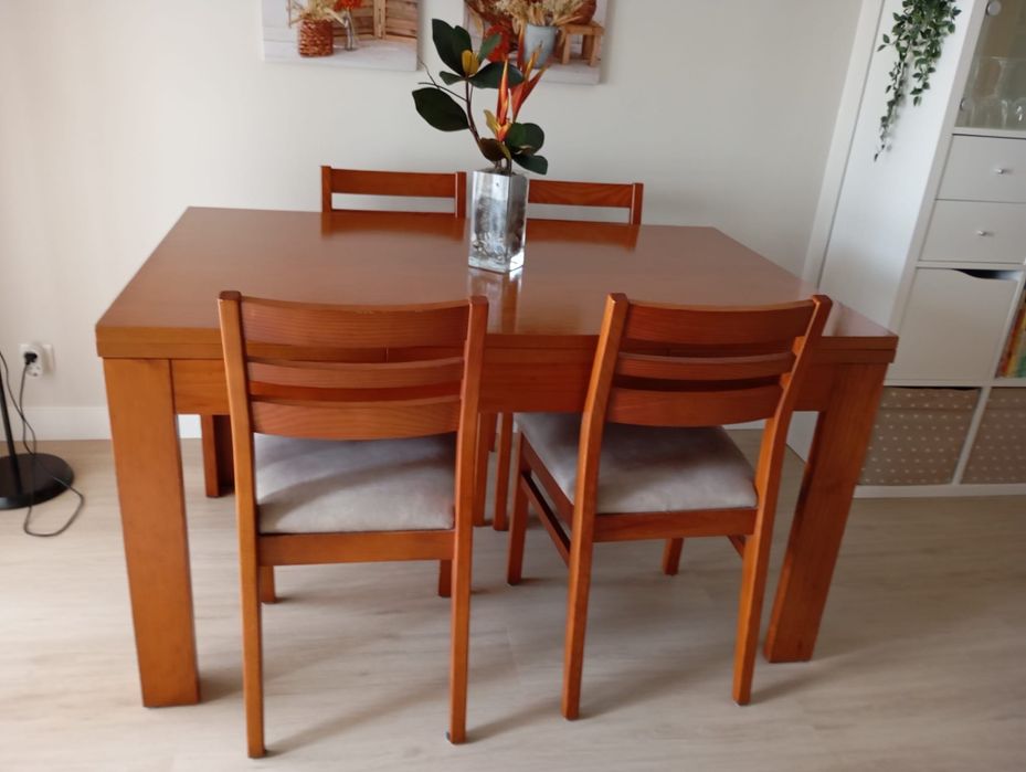 Mesa de Jantar extensível em madeira maciça (até 2,30m) + 4 cadeiras