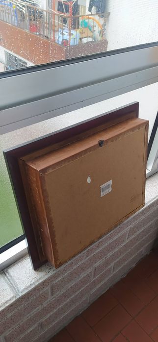 Quadro Nautico em relevo com vários itens náuticos, moldura castanha com vidro.