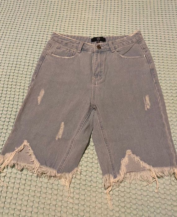 Spodenki jeansowe z ozdobnym łańcuszkiem