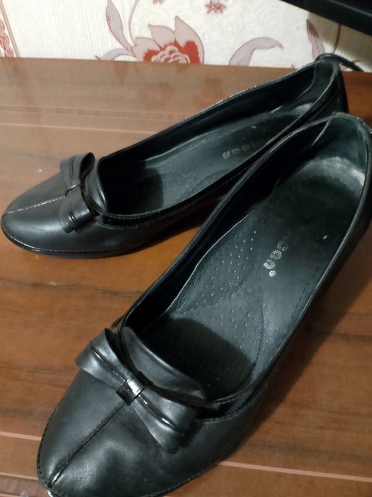 Гарні шкіряні туфлі на весну, р.39