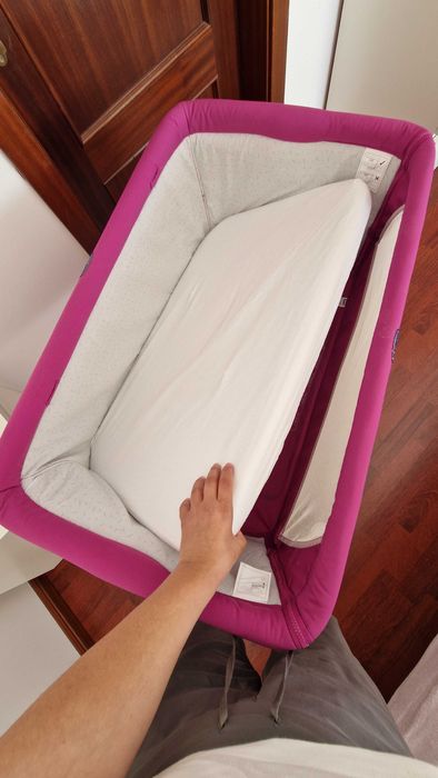 Next to me Chicco + 2 conjuntos de roupa de cama