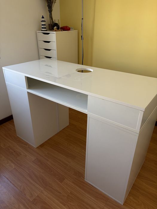 mesa de manicure com dois gaveteiros