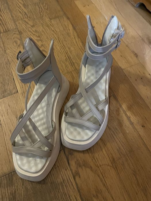 Босоніжки на платформі