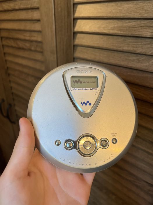CD/MP3 плеєр Sony Walkman D-NE300 (Гарний стан, повністю робочий)