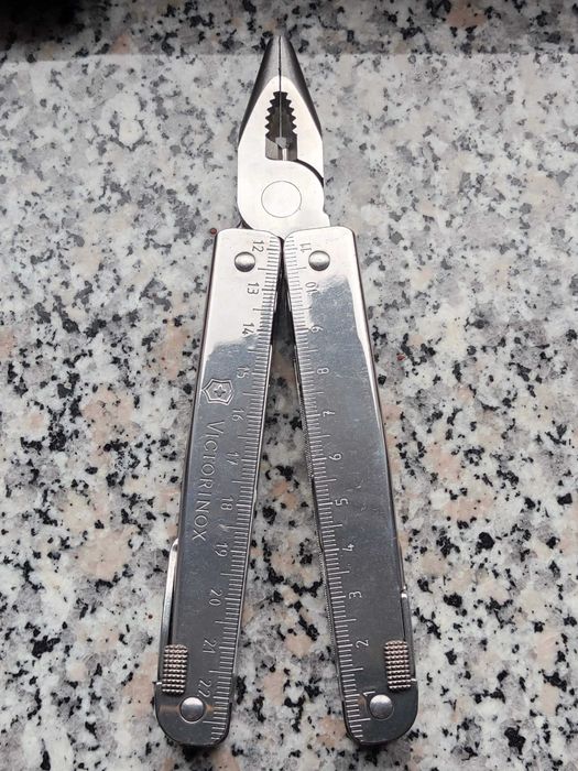 Multitool Victorinox SwissTool z etui