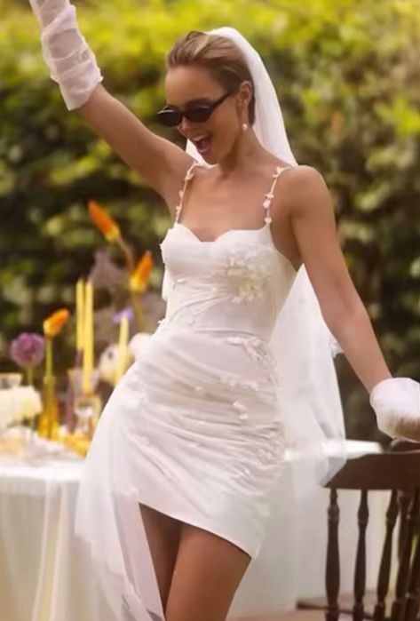 Весільна сукня на тонких бретелях