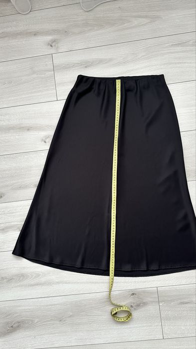 Чорна атласна спідниця міді