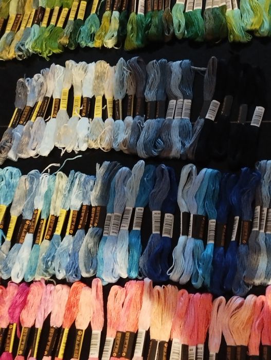 300 medas de linha, fio  para bordados.  Marca branca.