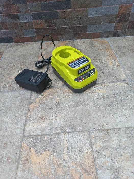 Carregador Rápido Ryobi ONE+ 18V RC18120 – Como Novo na Caixa