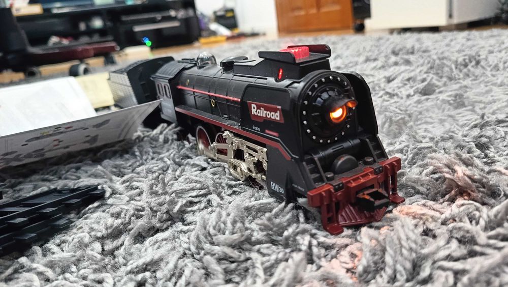 Klasyczna kolejka retro z efektem dymu na akumulator , pociąg