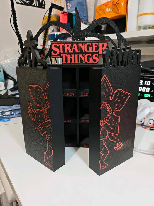 Поличка/ підставка для фігурок Kinder Joy Stranger things