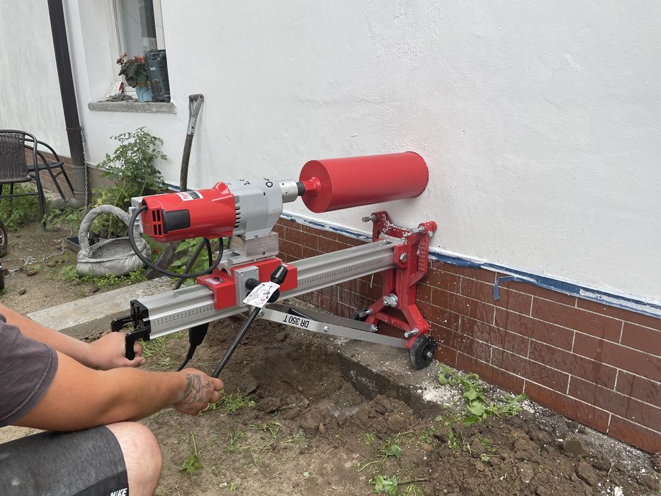 Wiertnica, otwornica, przewierty, wiercenie, otwory w betonie, cegle,