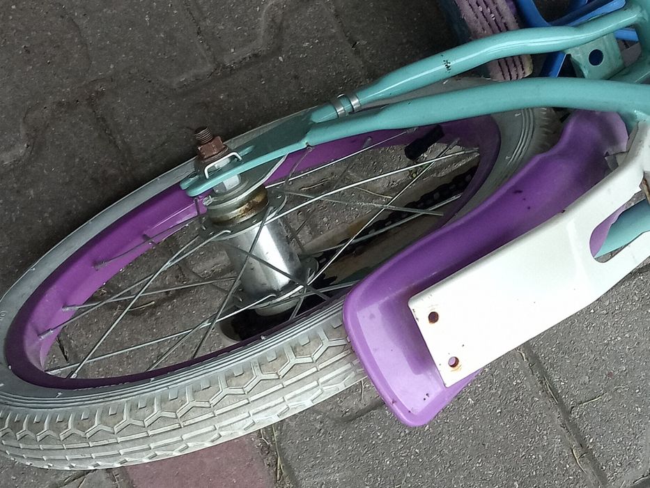 Rower dziecięcy z kółkami do nauki jazdy.