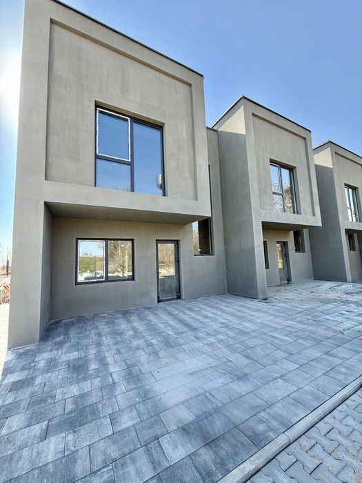 Кутовий таунхаус преміум якості з газовим опаленням у с.Липини