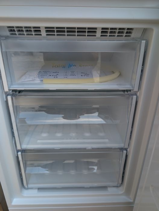 Frigorífico Combinado Indesit - No Frost - 188,8 cm - 320 L - Inox - Novo c/garantia